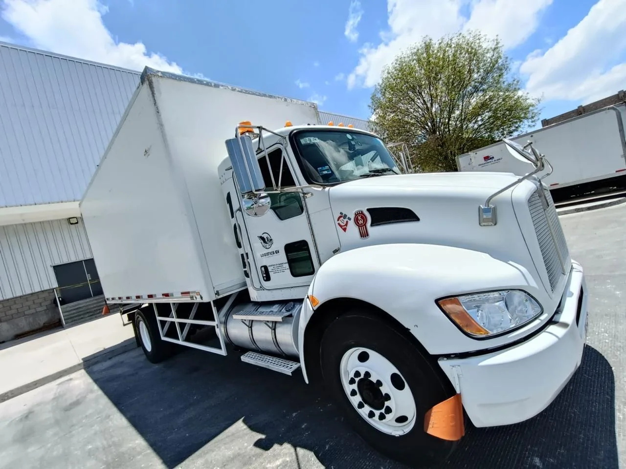 Tractocamión azul de Logistics GV