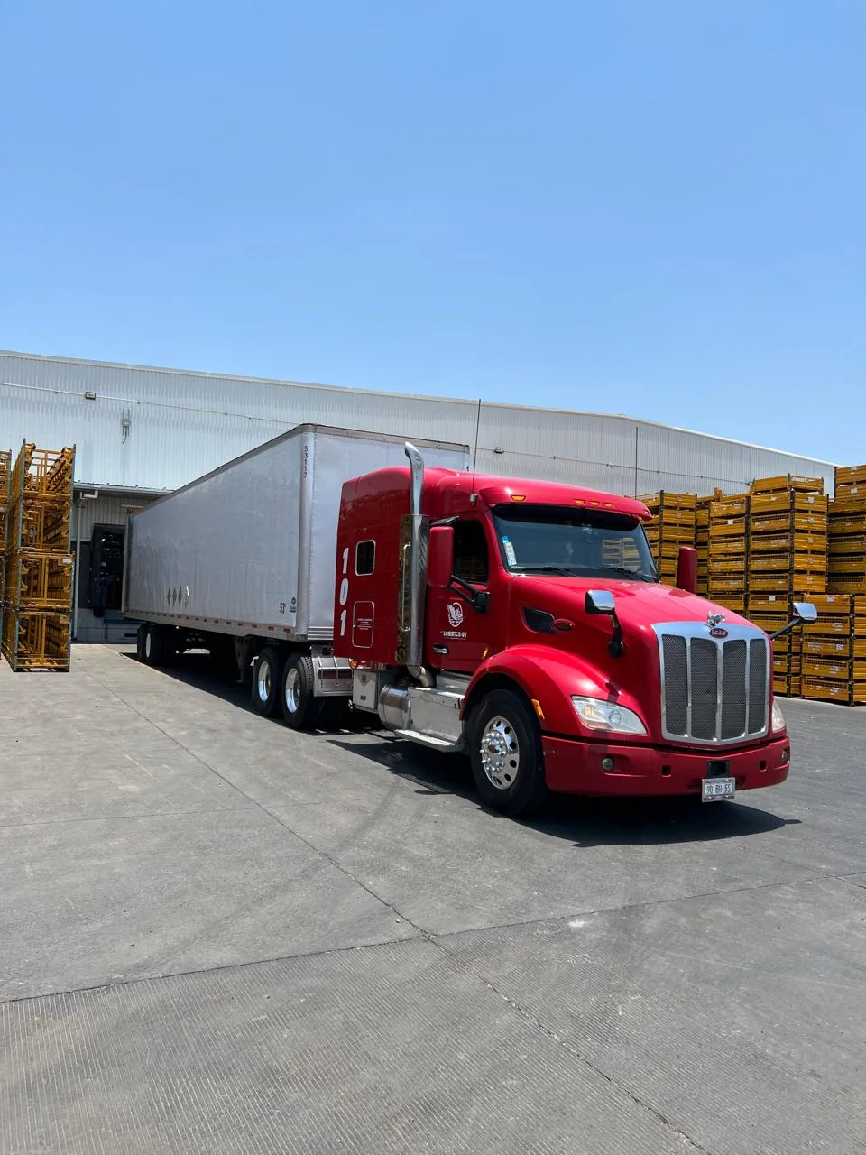 Tractocamión rojo de Logistics GV